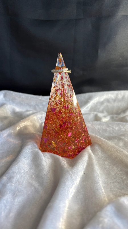 Porte-bague pyramide en résine époxy – Fait main
