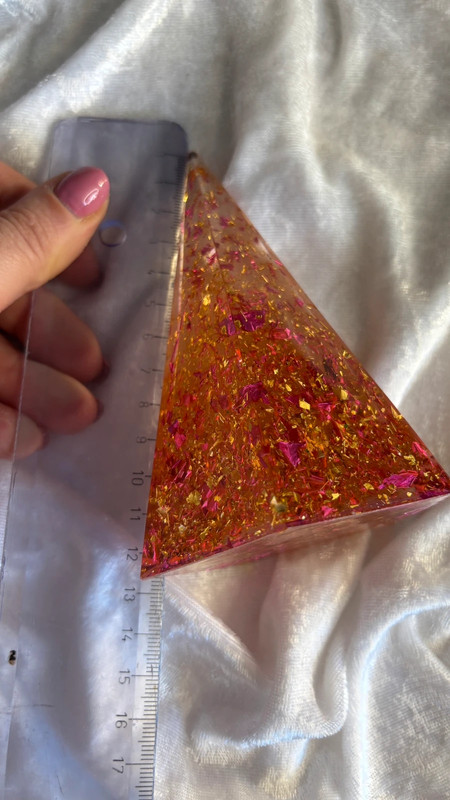 Porte-bague pyramide en résine époxy – Fait main