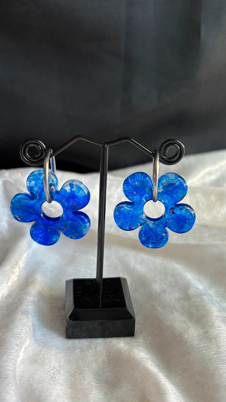 Boucles d’oreilles fleurs en résine époxy – Fait main