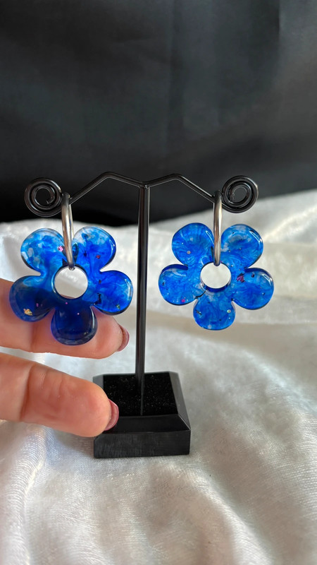 Boucles d’oreilles fleurs en résine époxy – Fait main