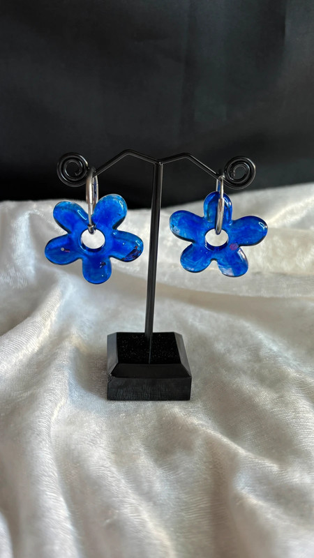 Boucles d’oreilles fleurs en résine époxy – Fait main