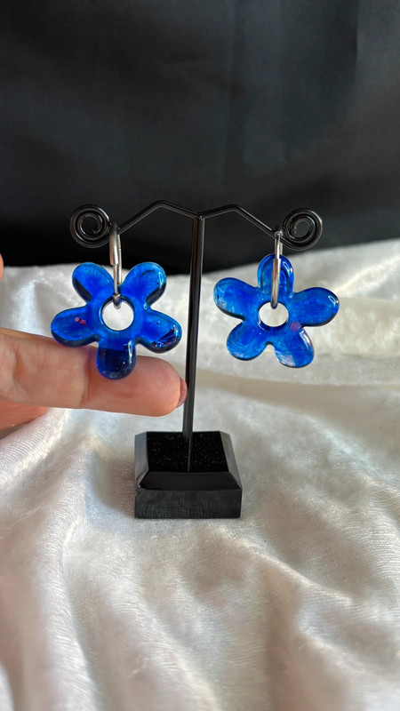 Boucles d’oreilles fleurs en résine époxy – Fait main