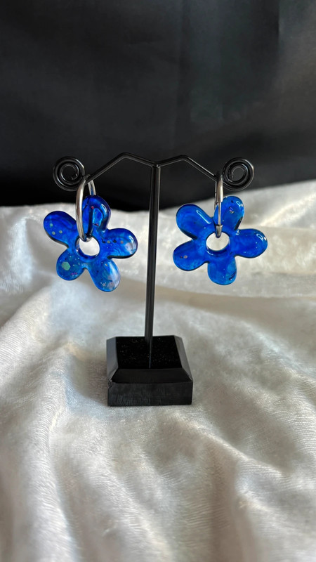 Boucles d’oreilles fleurs en résine époxy – Fait main