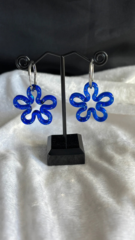 Boucles d’oreilles fleurs en résine époxy – Fait main
