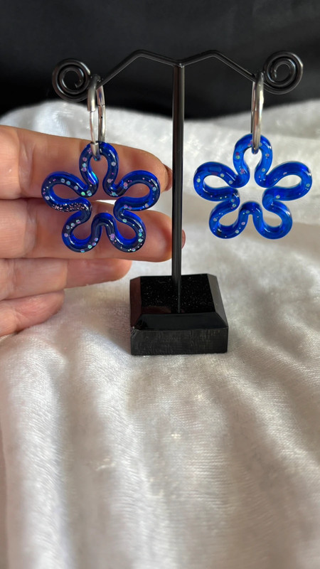 Boucles d’oreilles fleurs en résine époxy – Fait main