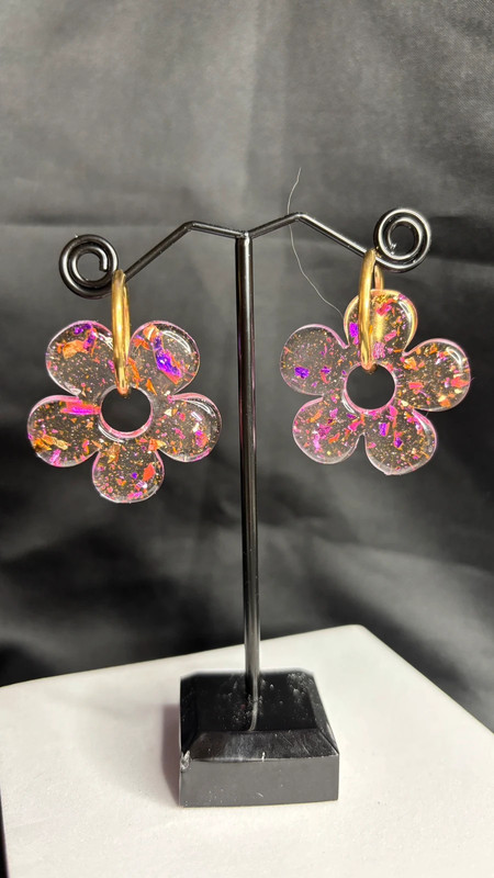 Boucles d’oreilles fleurs en résine époxy – Fait main