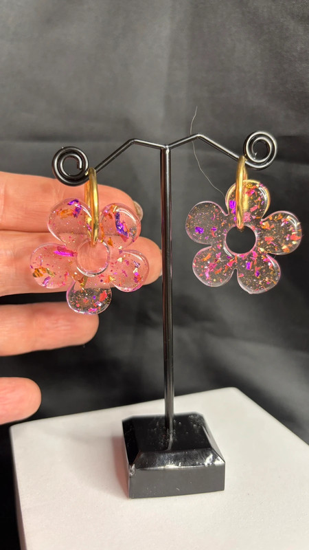Boucles d’oreilles fleurs en résine époxy – Fait main