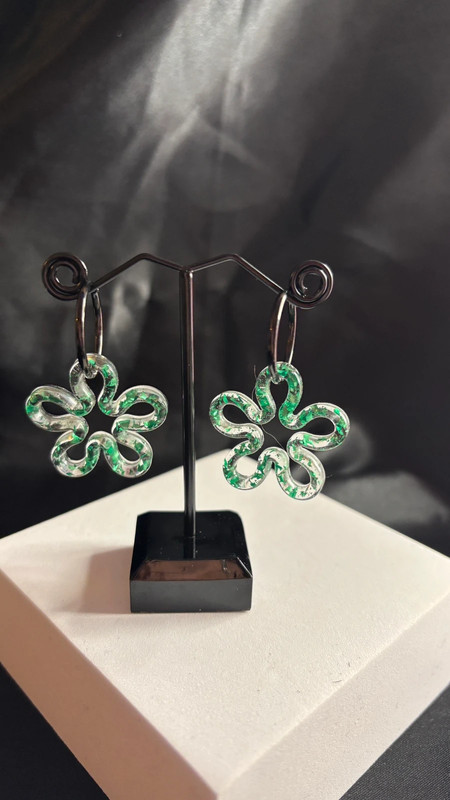 Boucles d’oreilles fleurs en résine époxy – Fait main