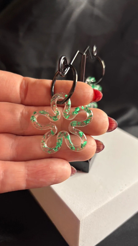 Boucles d’oreilles fleurs en résine époxy – Fait main
