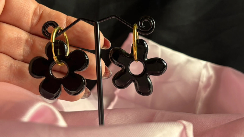 Boucles d’oreilles fleurs en résine époxy – Fait main