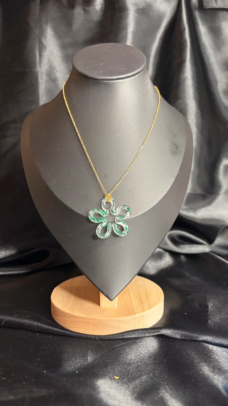🌸 Collier avec fleur en résine époxy – Fait main