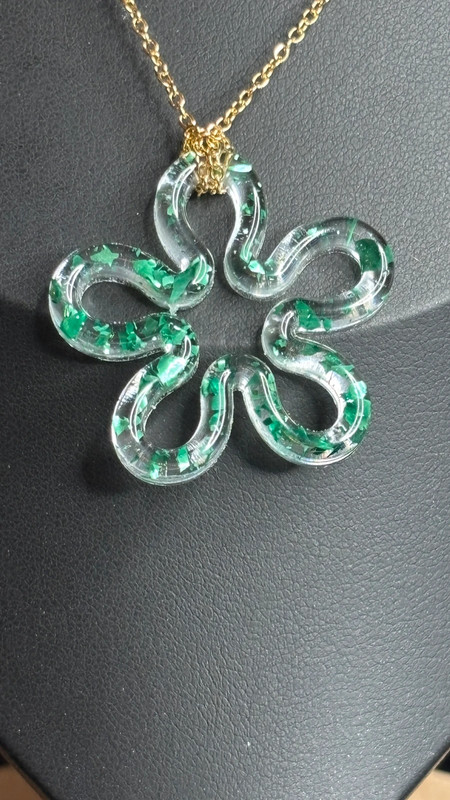 🌸 Collier avec fleur en résine époxy – Fait main