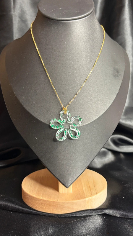 🌸 Collier avec fleur en résine époxy – Fait main