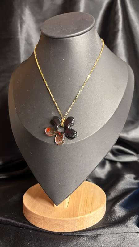 🌸 Collier avec fleur en résine époxy – Fait main