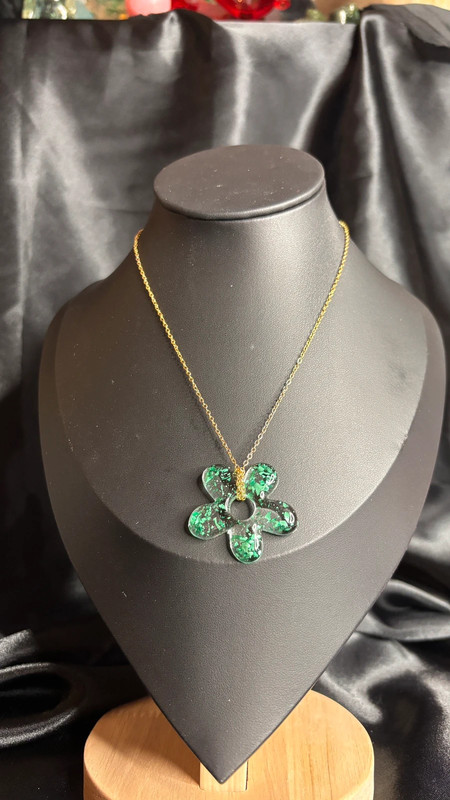 🌸 Collier avec fleur en résine époxy – Fait main