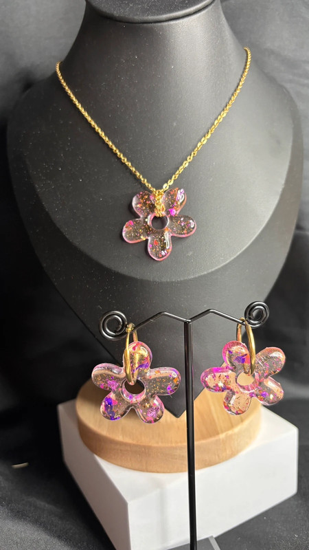 Ensemble collier & boucles d’oreilles en résine époxy – Fait main
