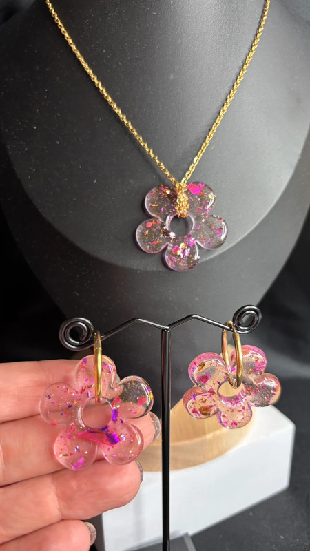 Ensemble collier & boucles d’oreilles en résine époxy – Fait main