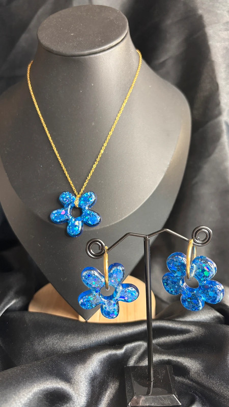 Ensemble collier & boucles d’oreilles en résine époxy – Fait main