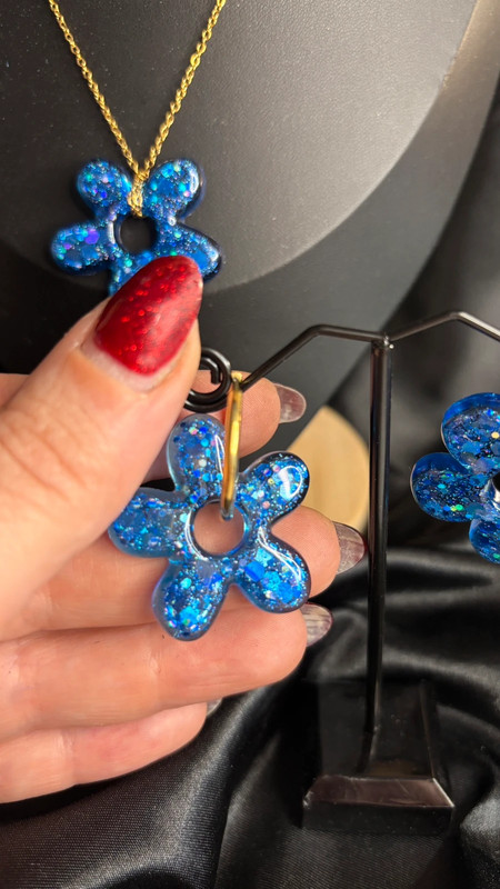 Ensemble collier & boucles d’oreilles en résine époxy – Fait main
