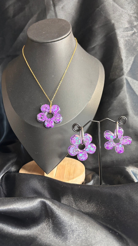 Ensemble collier & boucles d’oreilles en résine époxy – Fait main