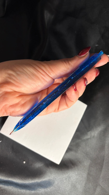Stylo à bille bleu en résine époxy – Fait main