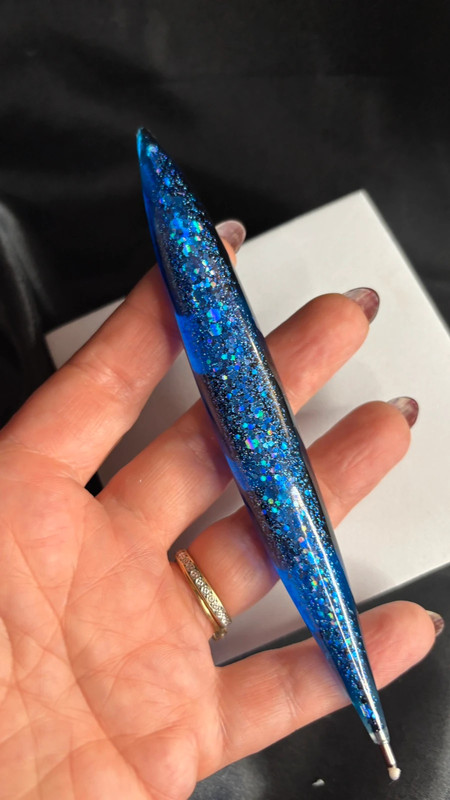 Stylo à bille bleu en résine époxy – Fait main