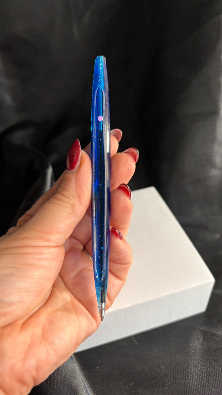 Stylo à bille bleu en résine époxy – Fait main