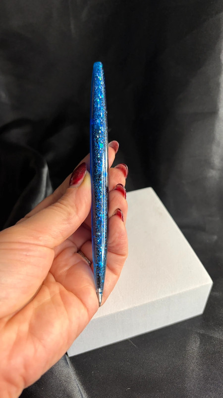 Stylo à bille bleu en résine époxy – Fait main