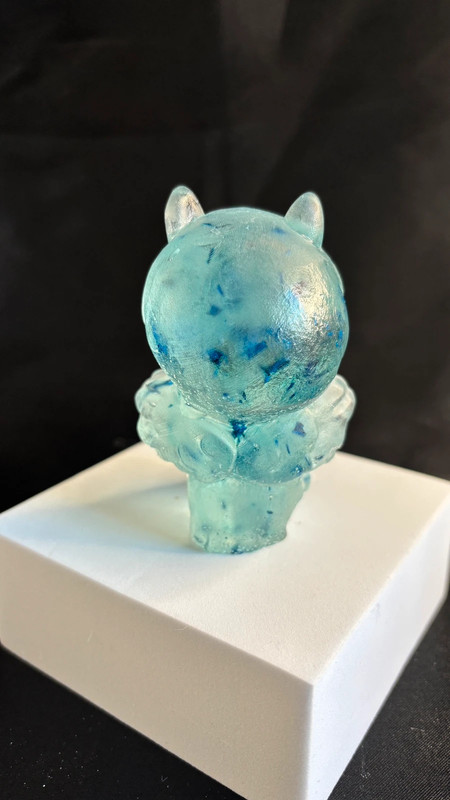 Petite Fille en résine époxy – Fait main