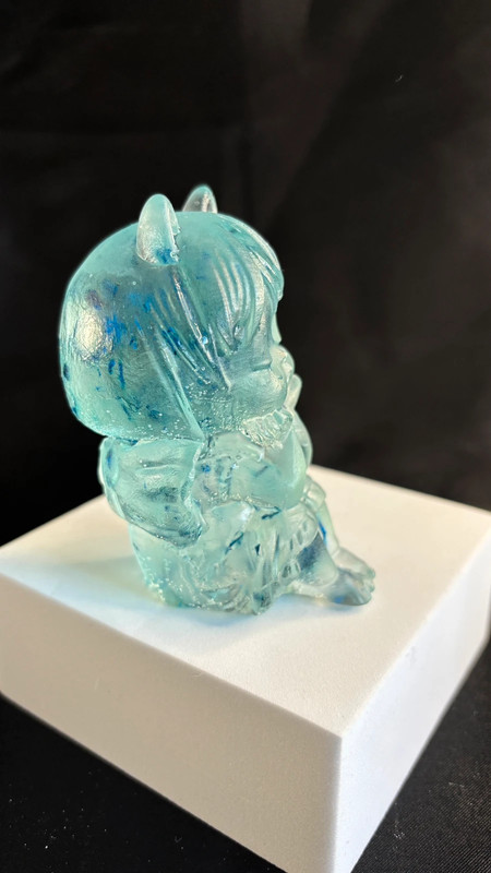 Petite Fille en résine époxy – Fait main