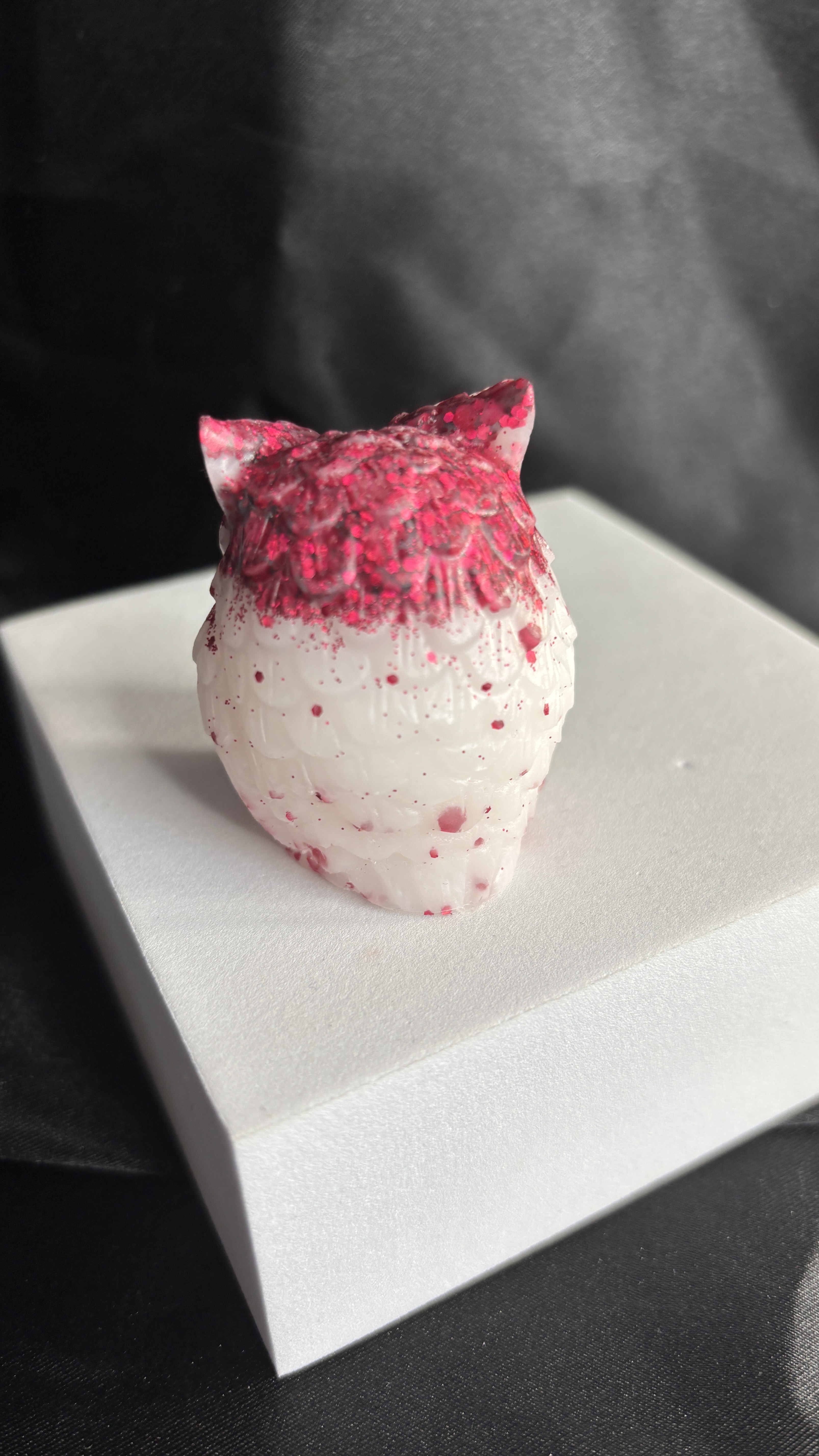 🦉 Chouette décorative – Blanc & Paillettes rouges – 5,5 cm