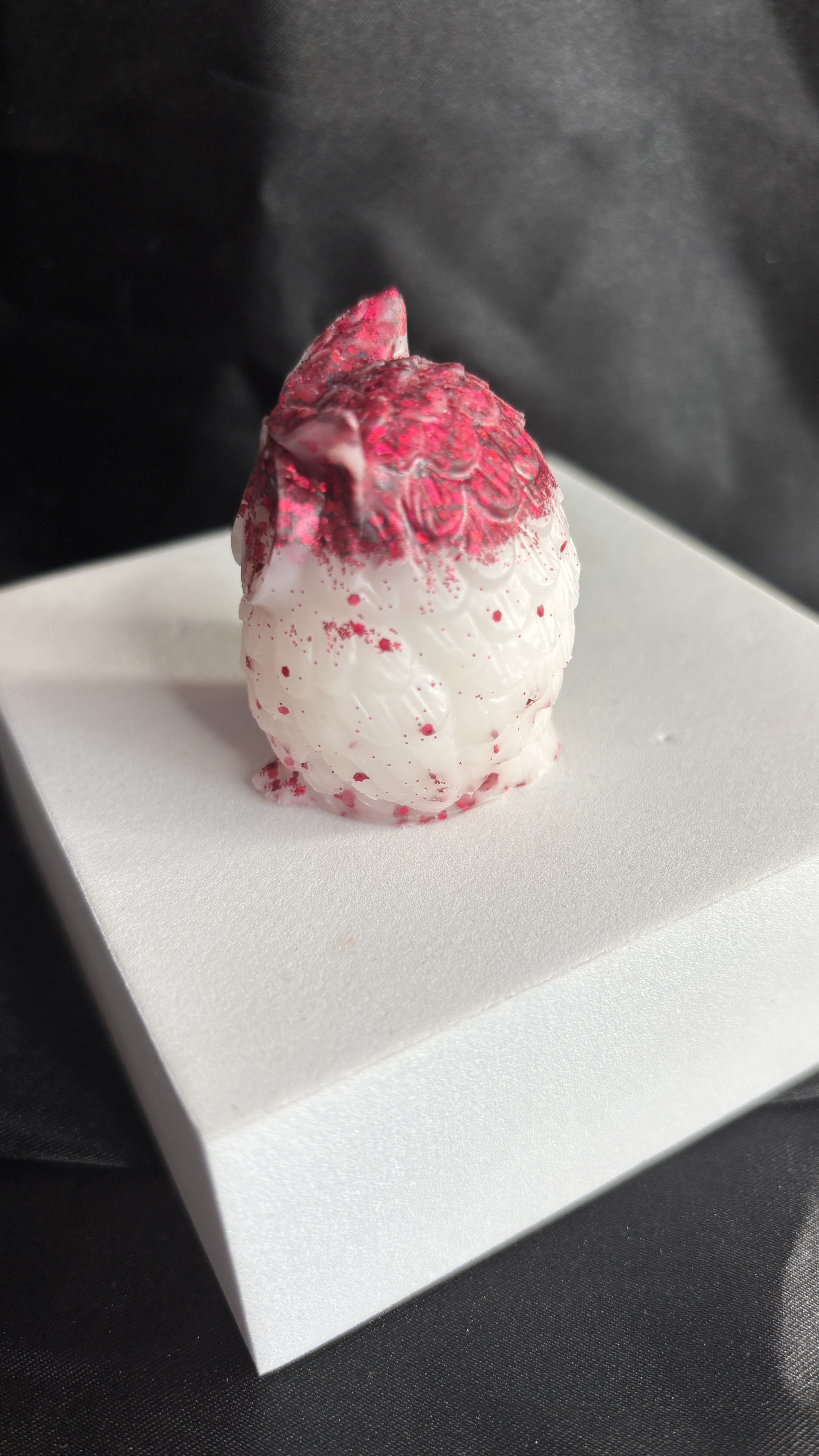 🦉 Chouette décorative – Blanc & Paillettes rouges – 5,5 cm