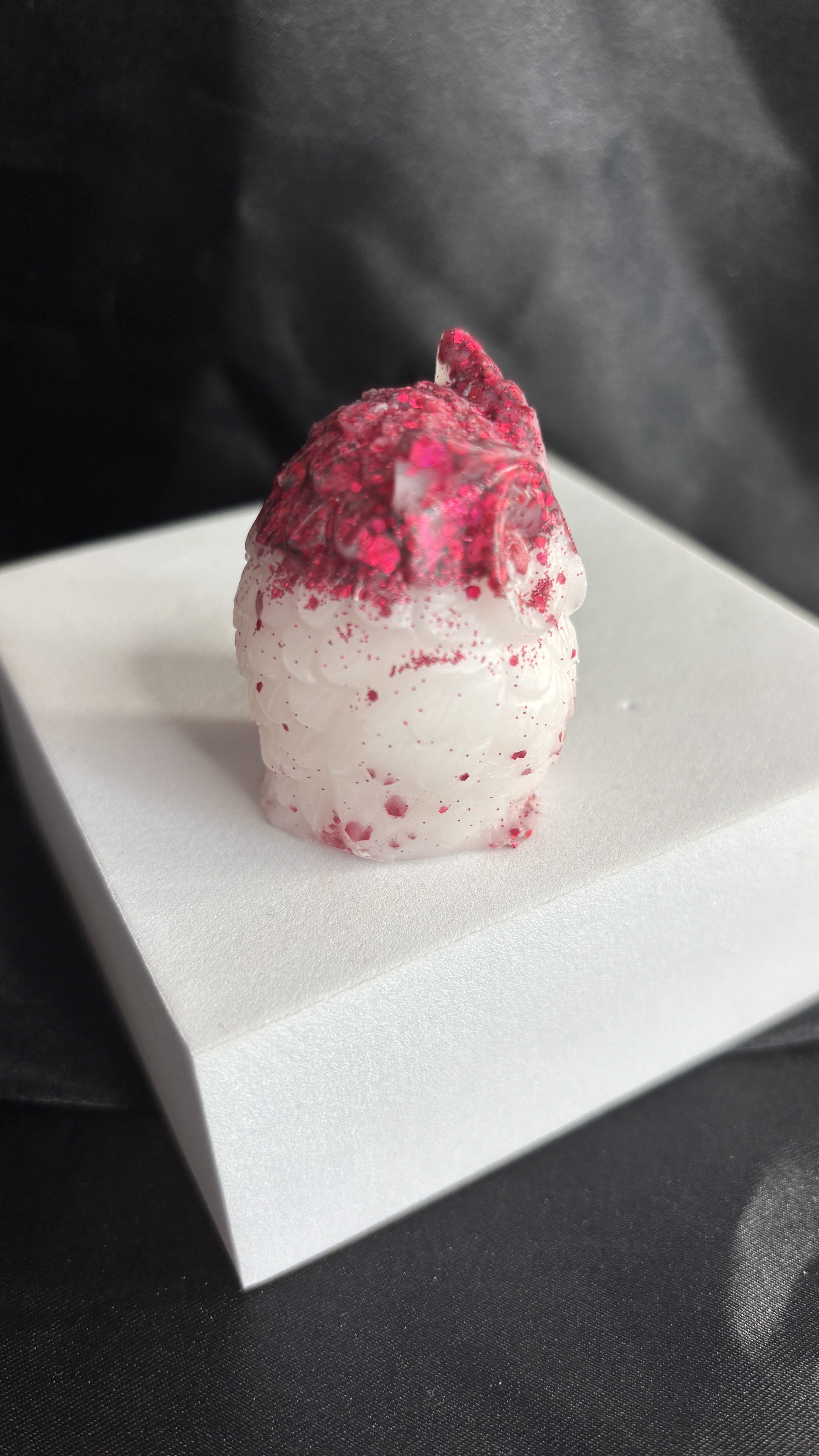 🦉 Chouette décorative – Blanc & Paillettes rouges – 5,5 cm