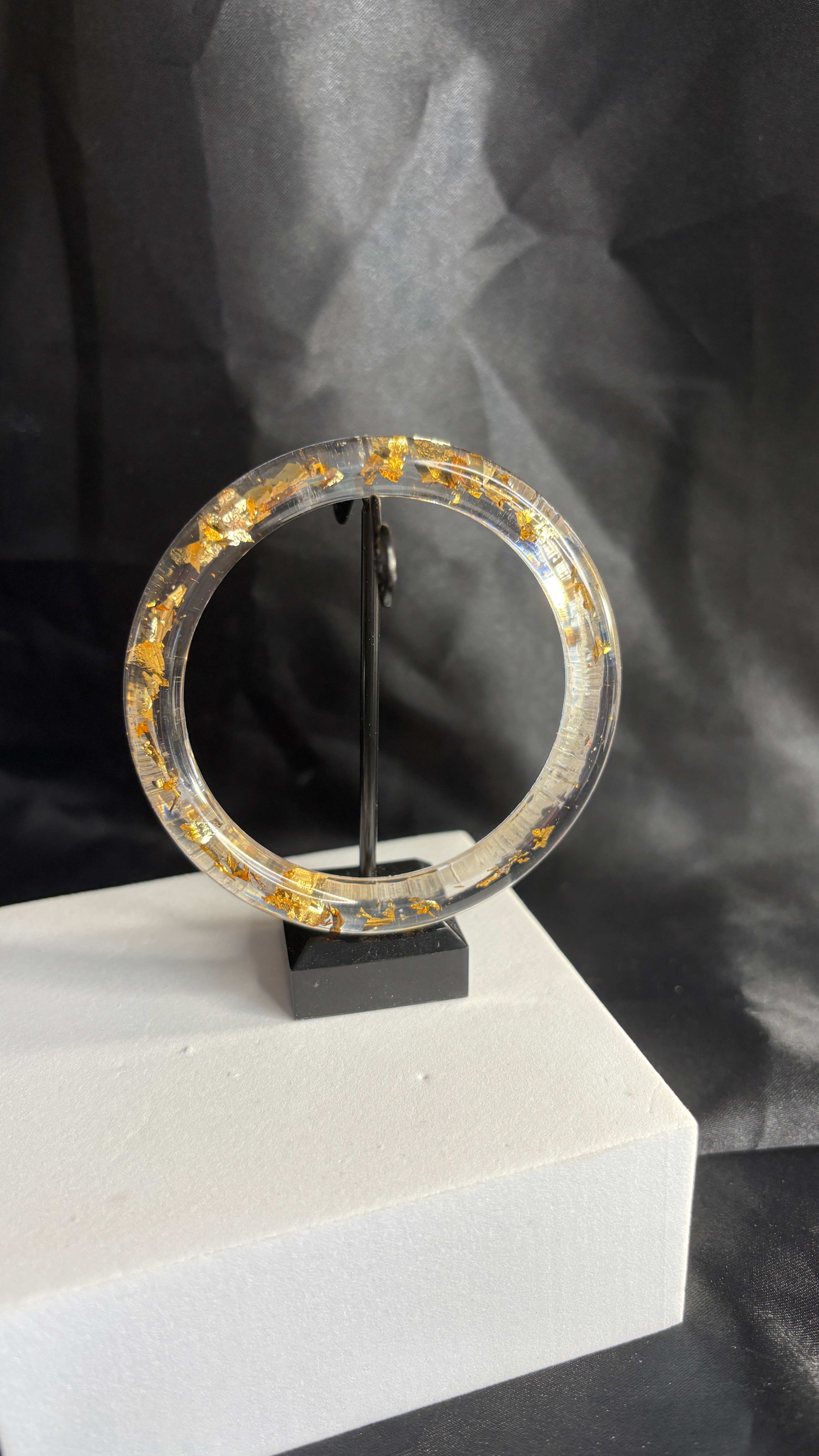 ✨ Bracelet rigide transparent – Feuilles d’or – Diamètre 6 cm