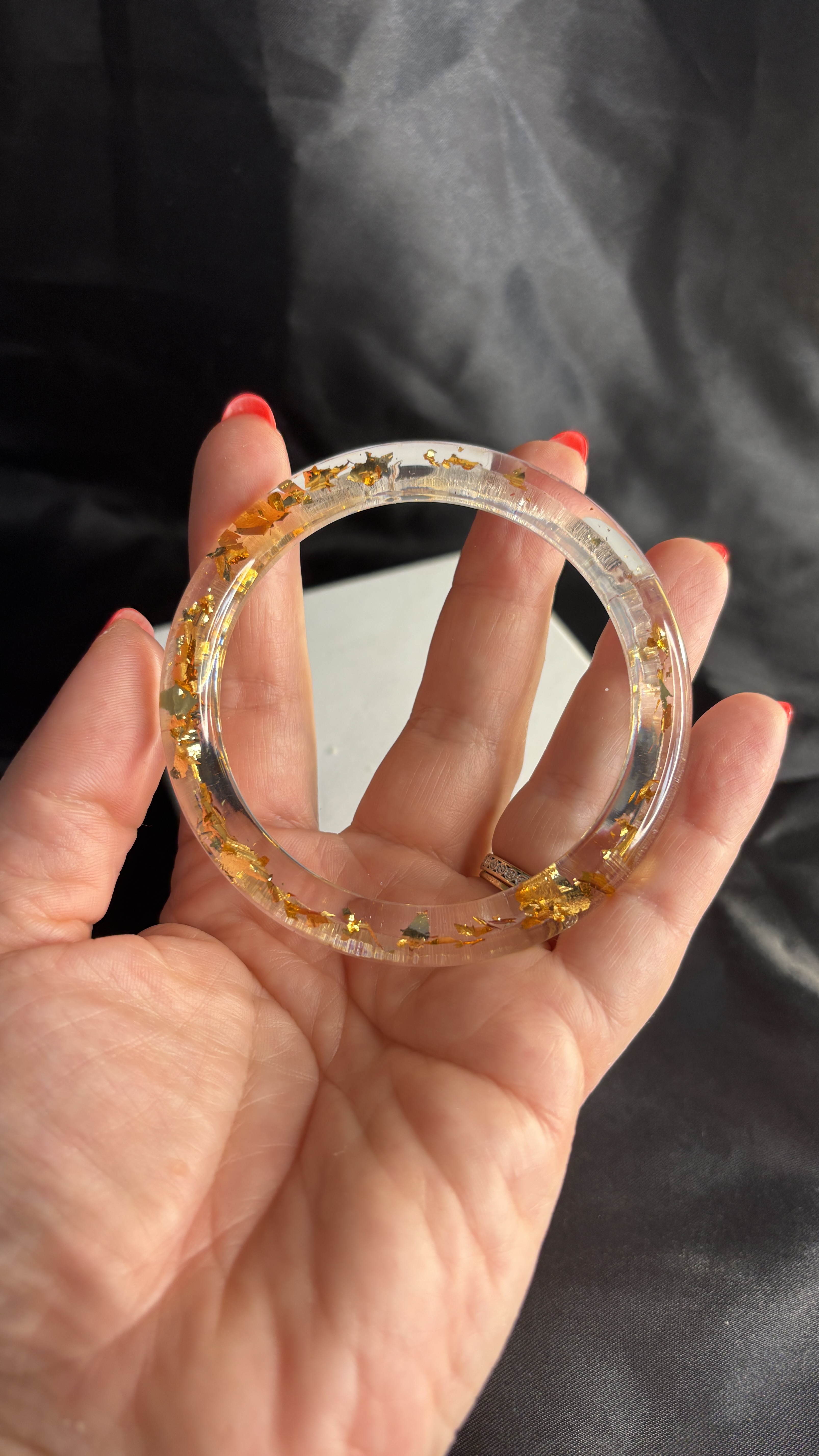 ✨ Bracelet rigide transparent – Feuilles d’or – Diamètre 6 cm