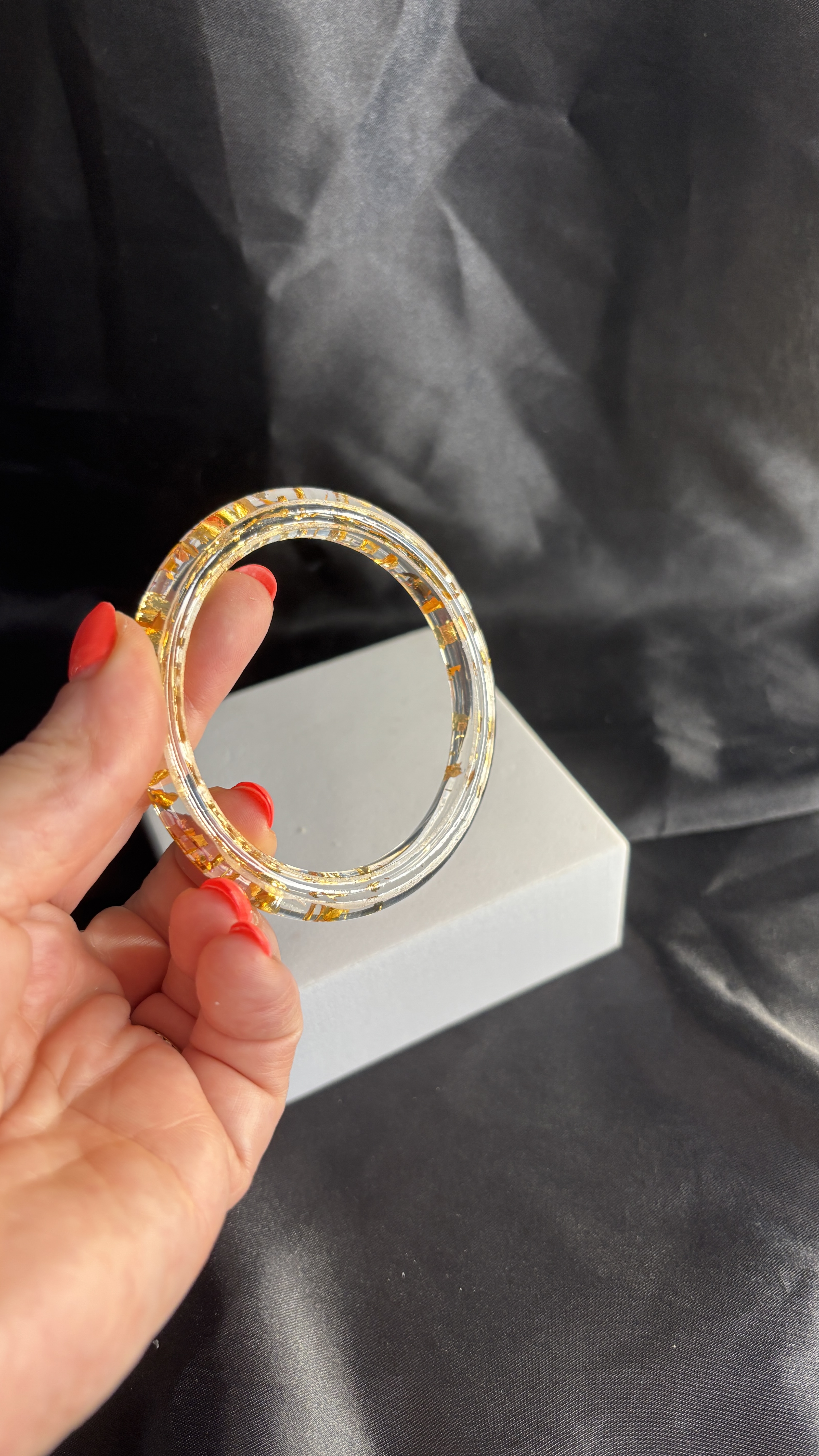 ✨ Bracelet rigide transparent – Feuilles d’or – Diamètre 6 cm