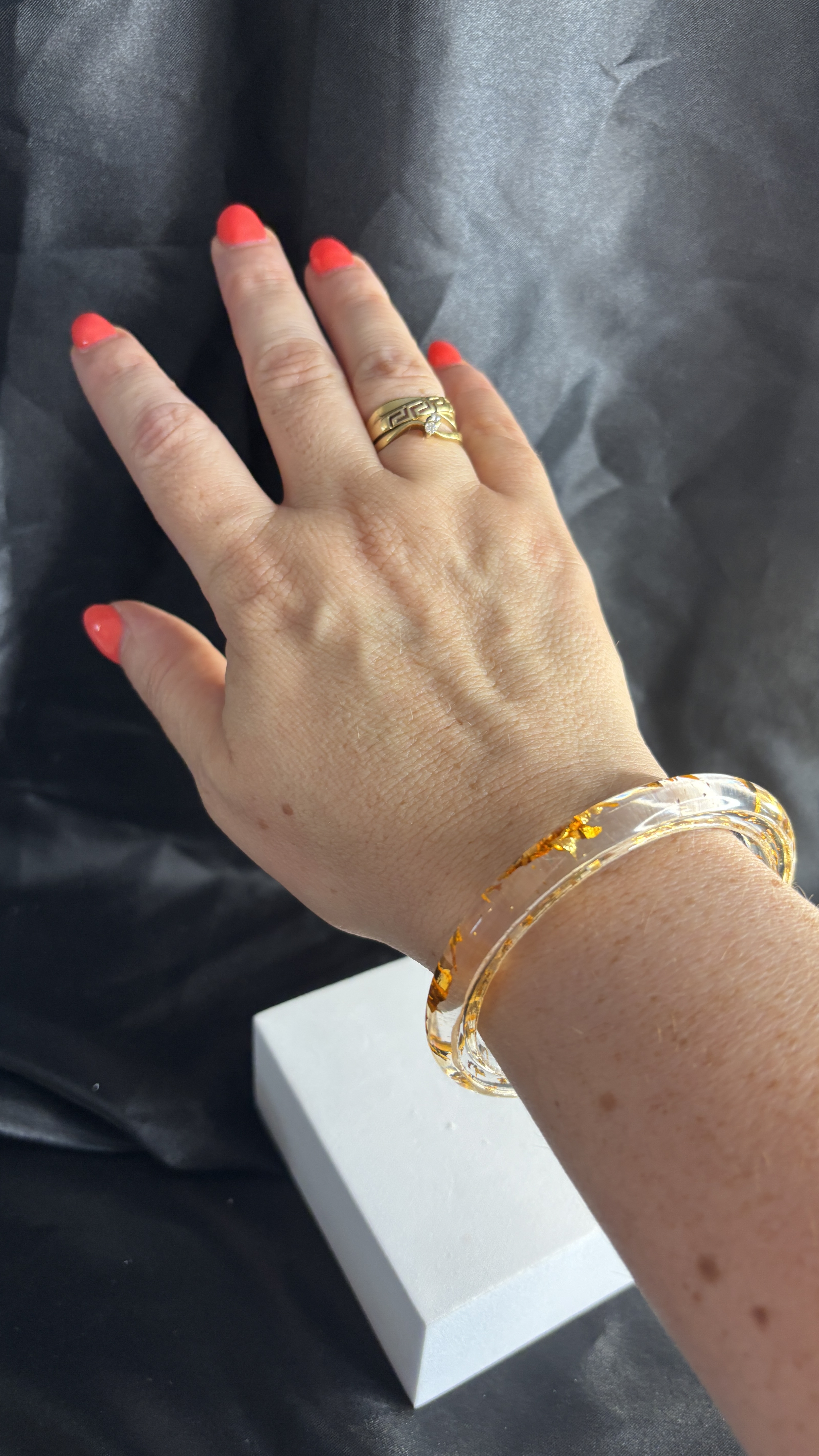 ✨ Bracelet rigide transparent – Feuilles d’or – Diamètre 6 cm