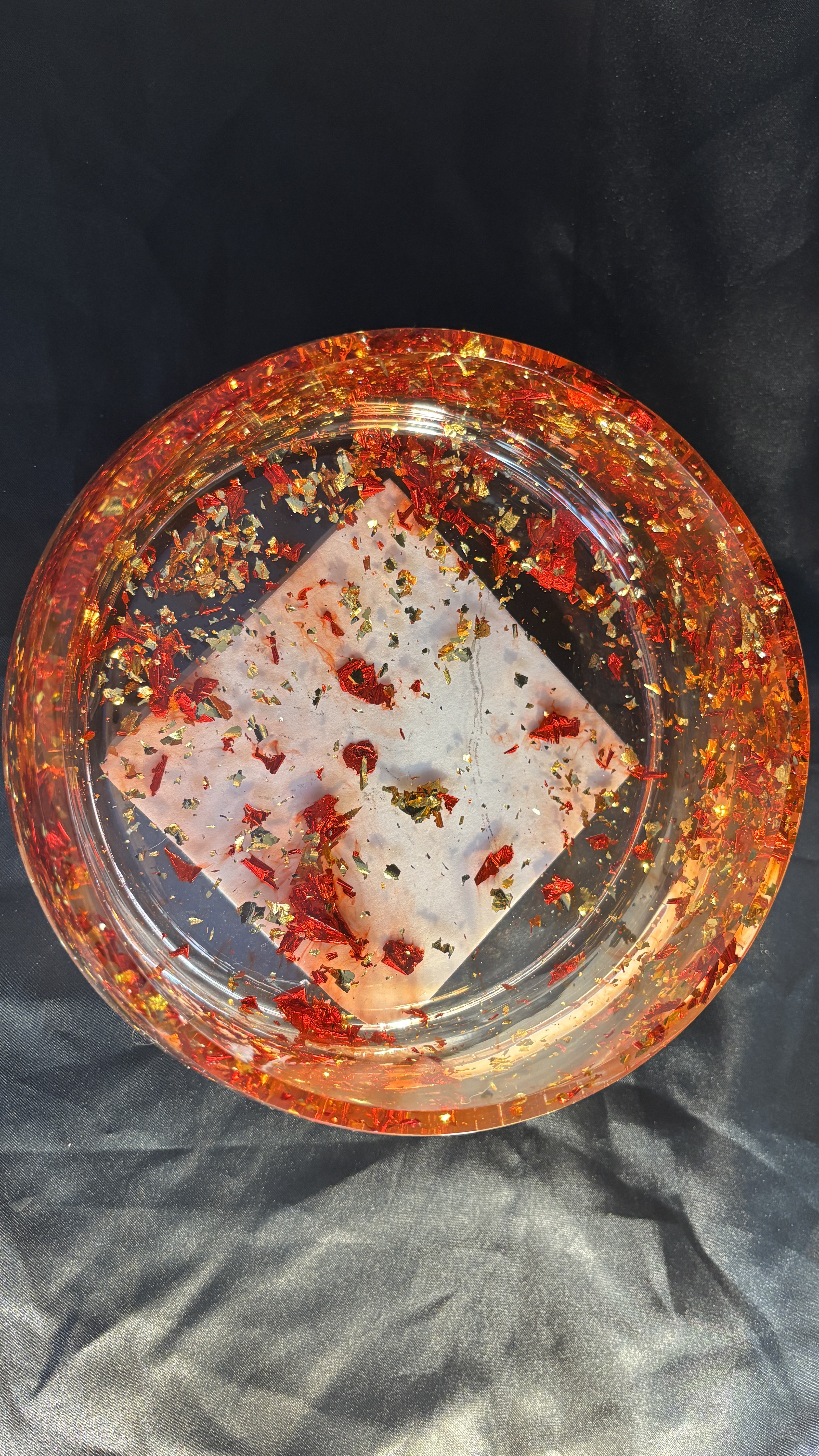 🔥 Plateau décoratif en résine époxy – Rouge passion & feuilles dorées