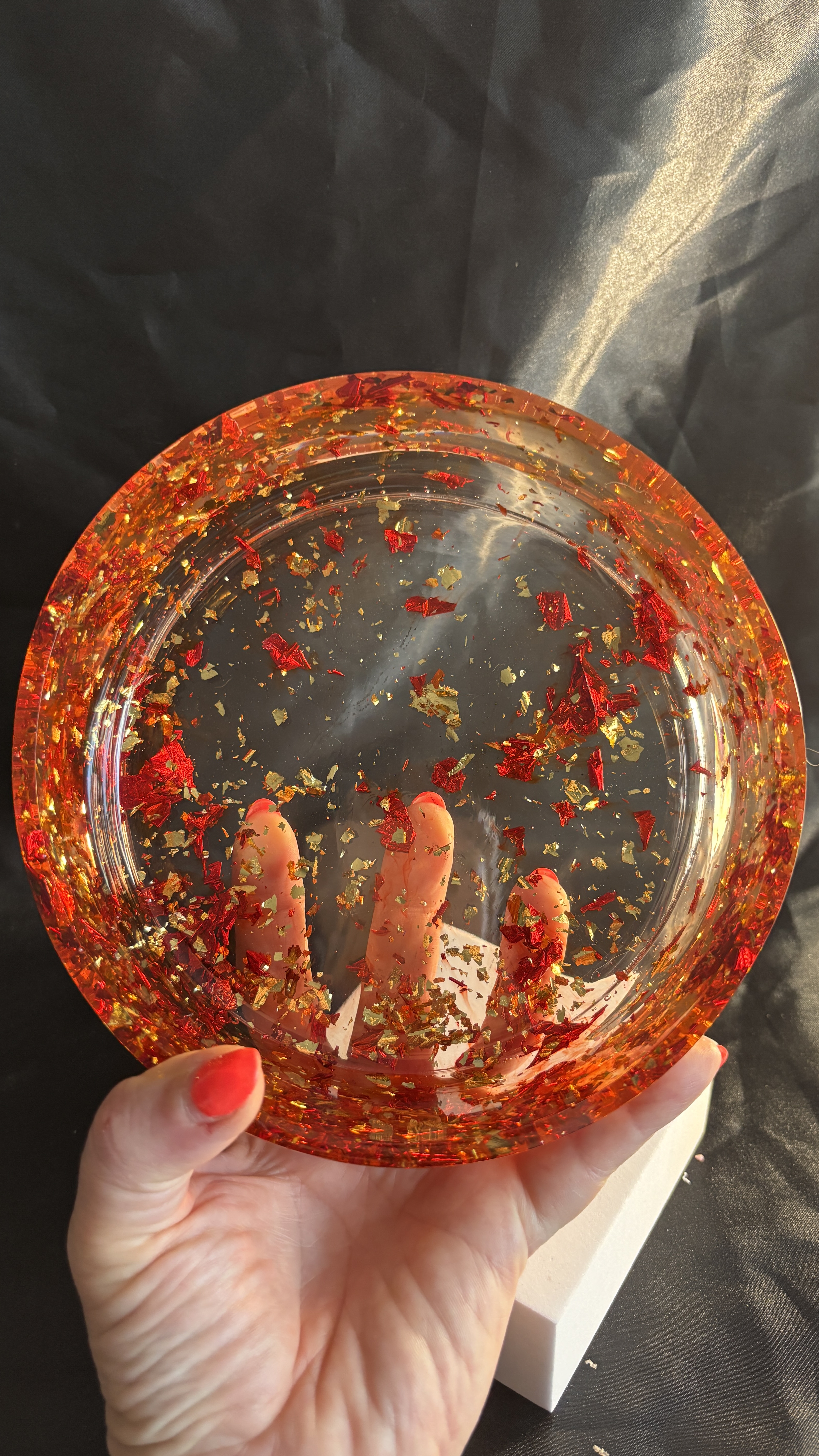 🔥 Plateau décoratif en résine époxy – Rouge passion & feuilles dorées