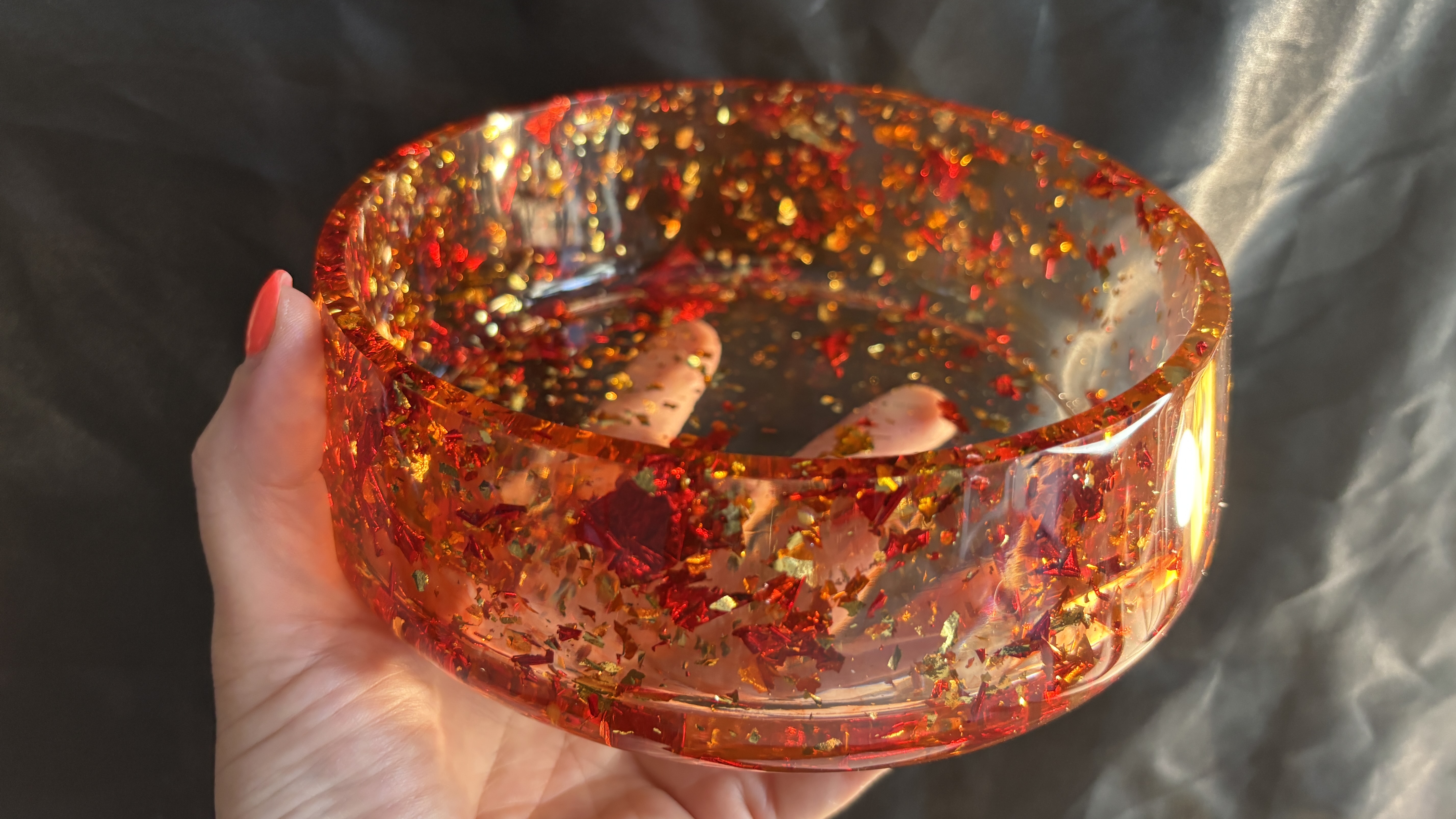 🔥 Plateau décoratif en résine époxy – Rouge passion & feuilles dorées