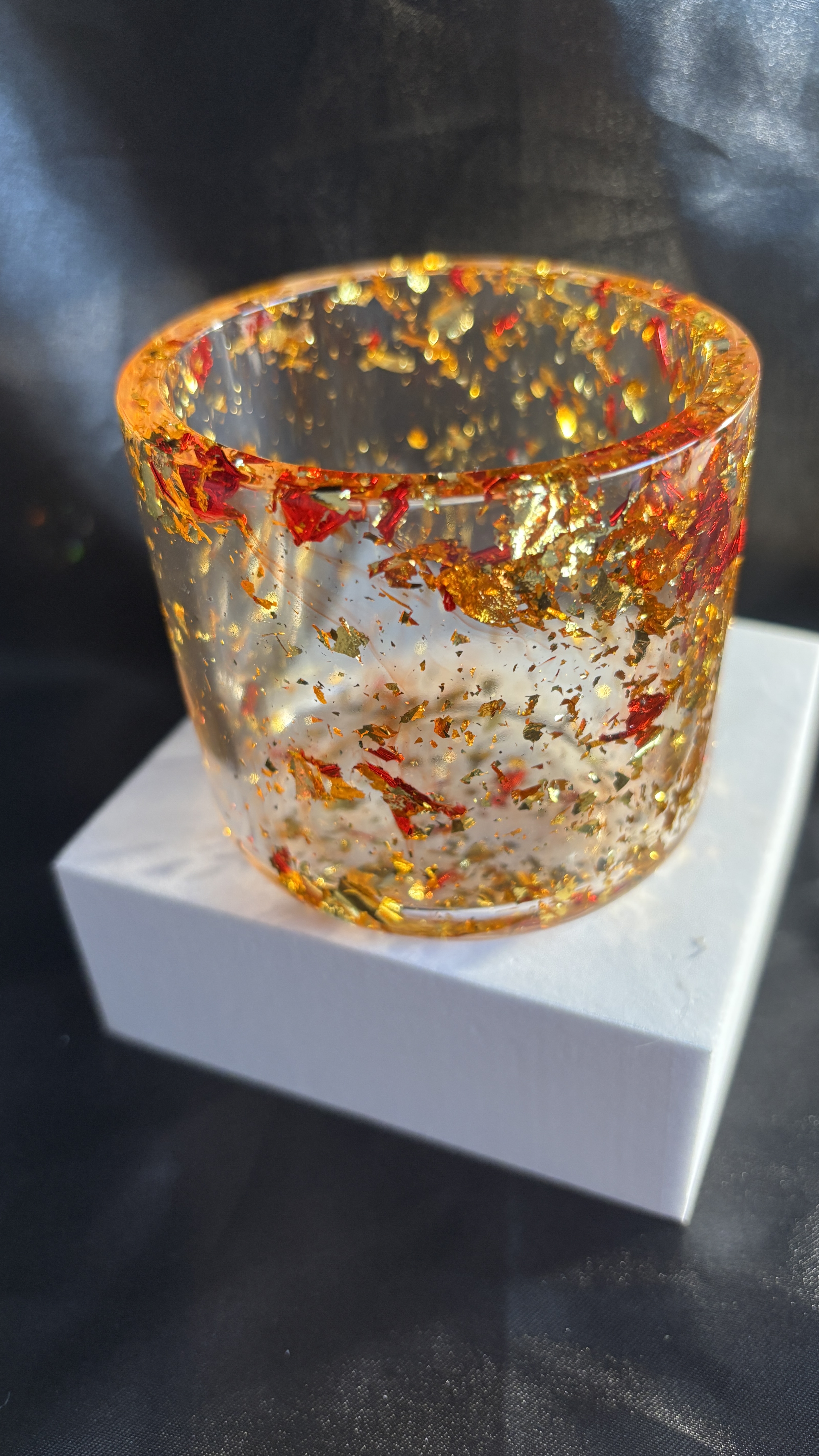 🪄 Pot décoratif en résine époxy – Flocons rouge & or