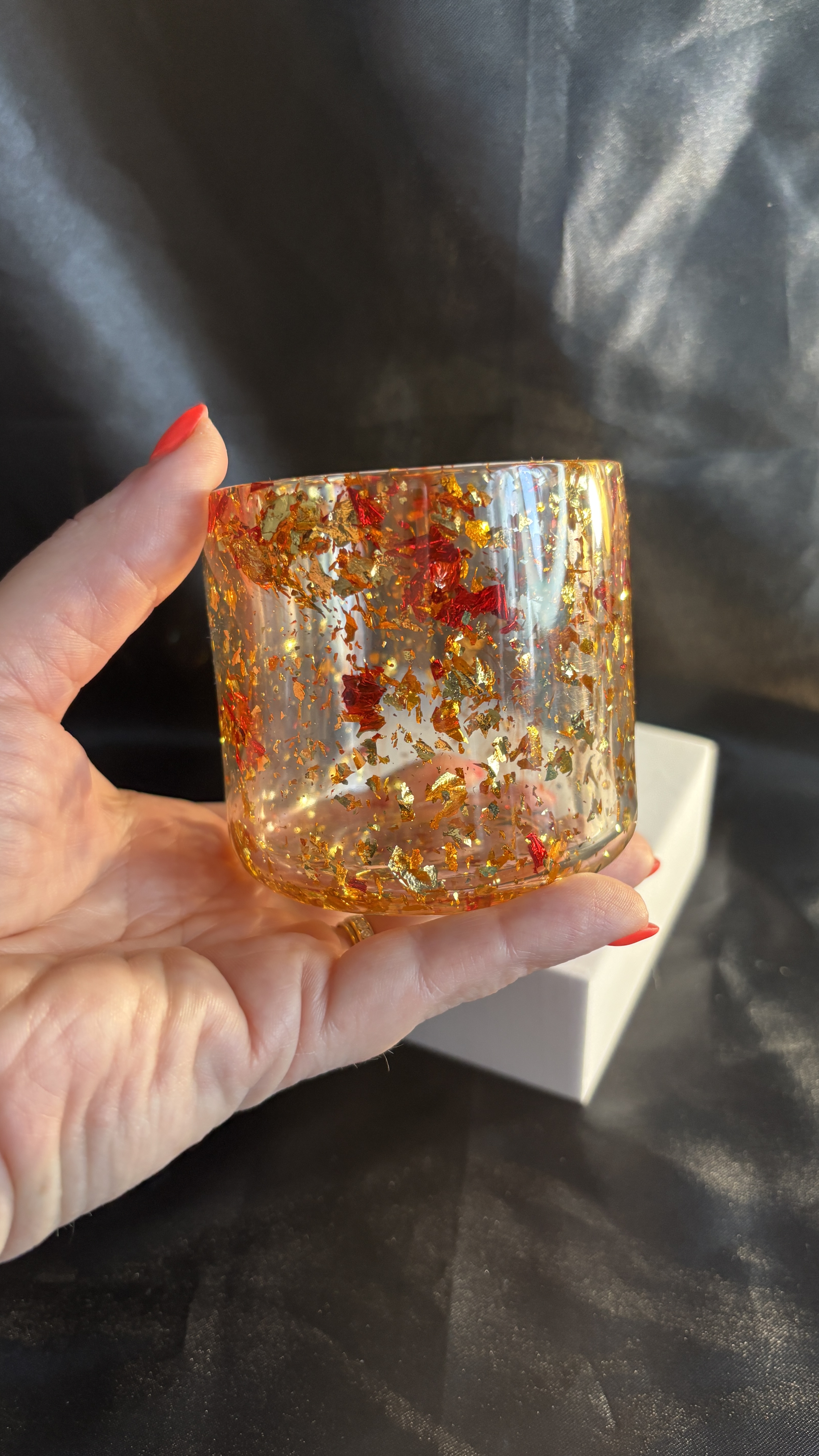 🪄 Pot décoratif en résine époxy – Flocons rouge & or