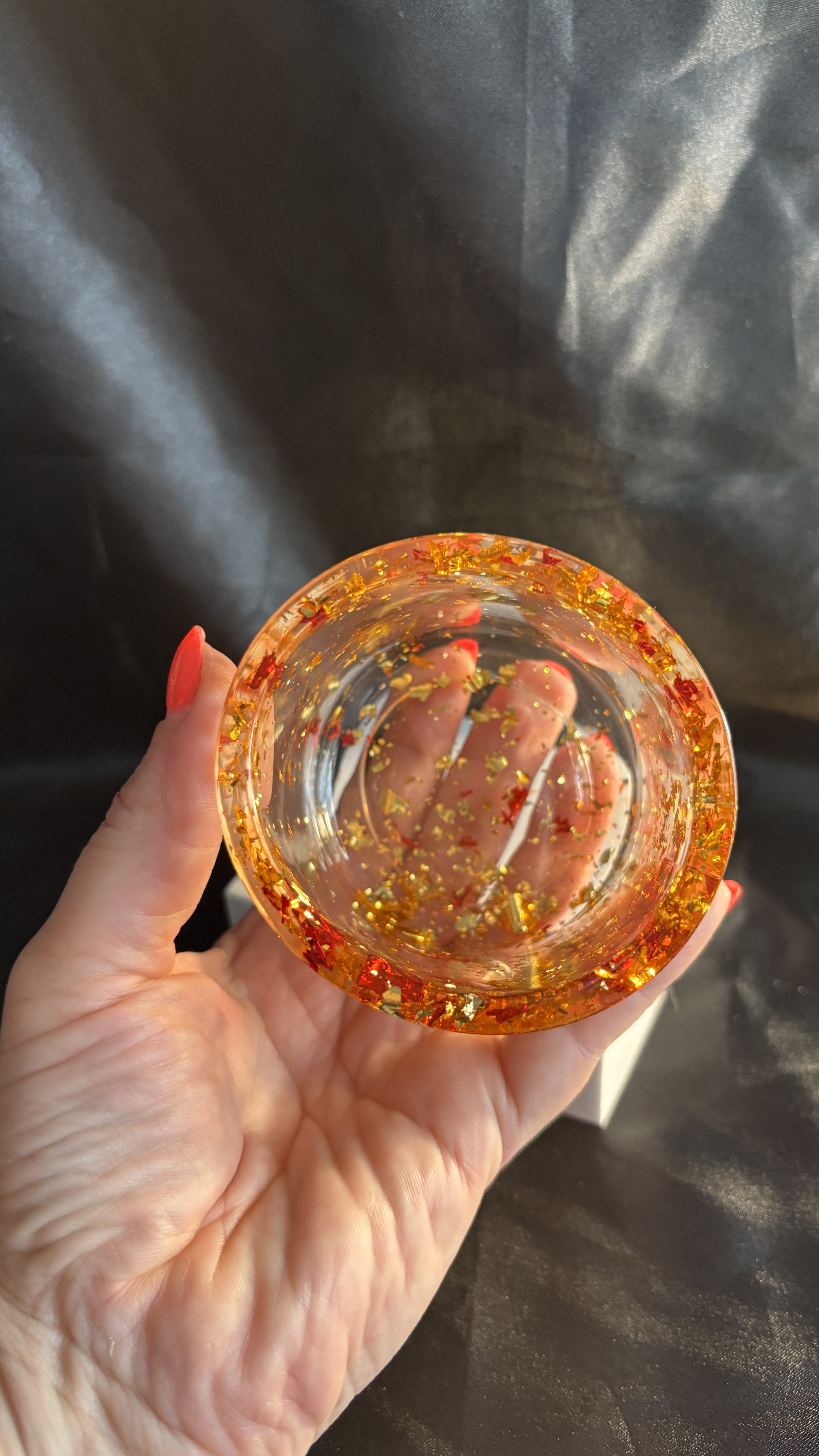 🪄 Pot décoratif en résine époxy – Flocons rouge & or