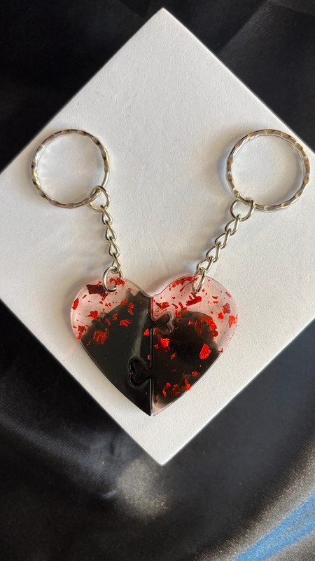💔 Porte-clés Cœur Brisé en Résine Époxy – Fait Main