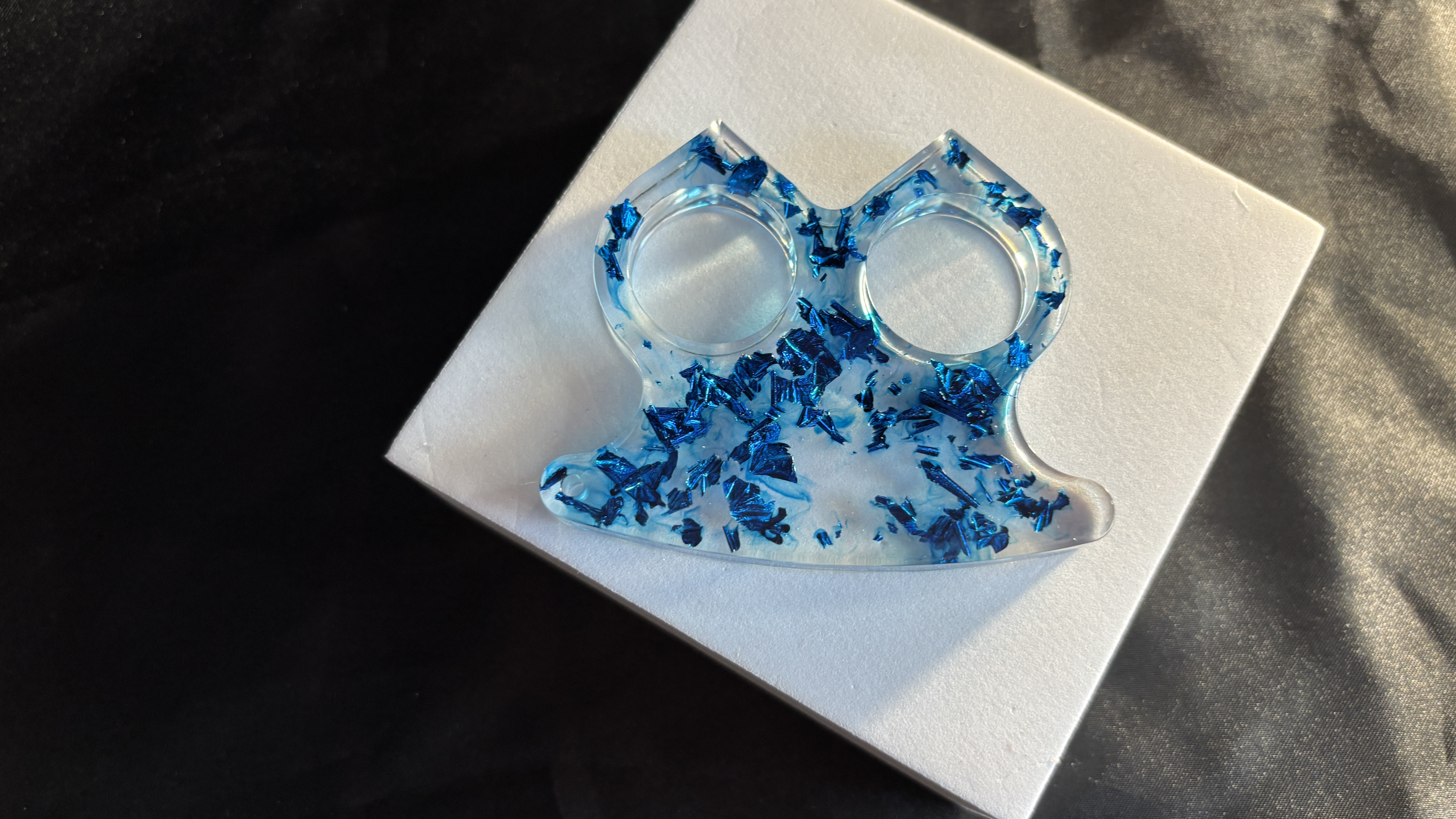 🥊 Coup de Poing Américain en Résine Époxy – Objet Décoratif