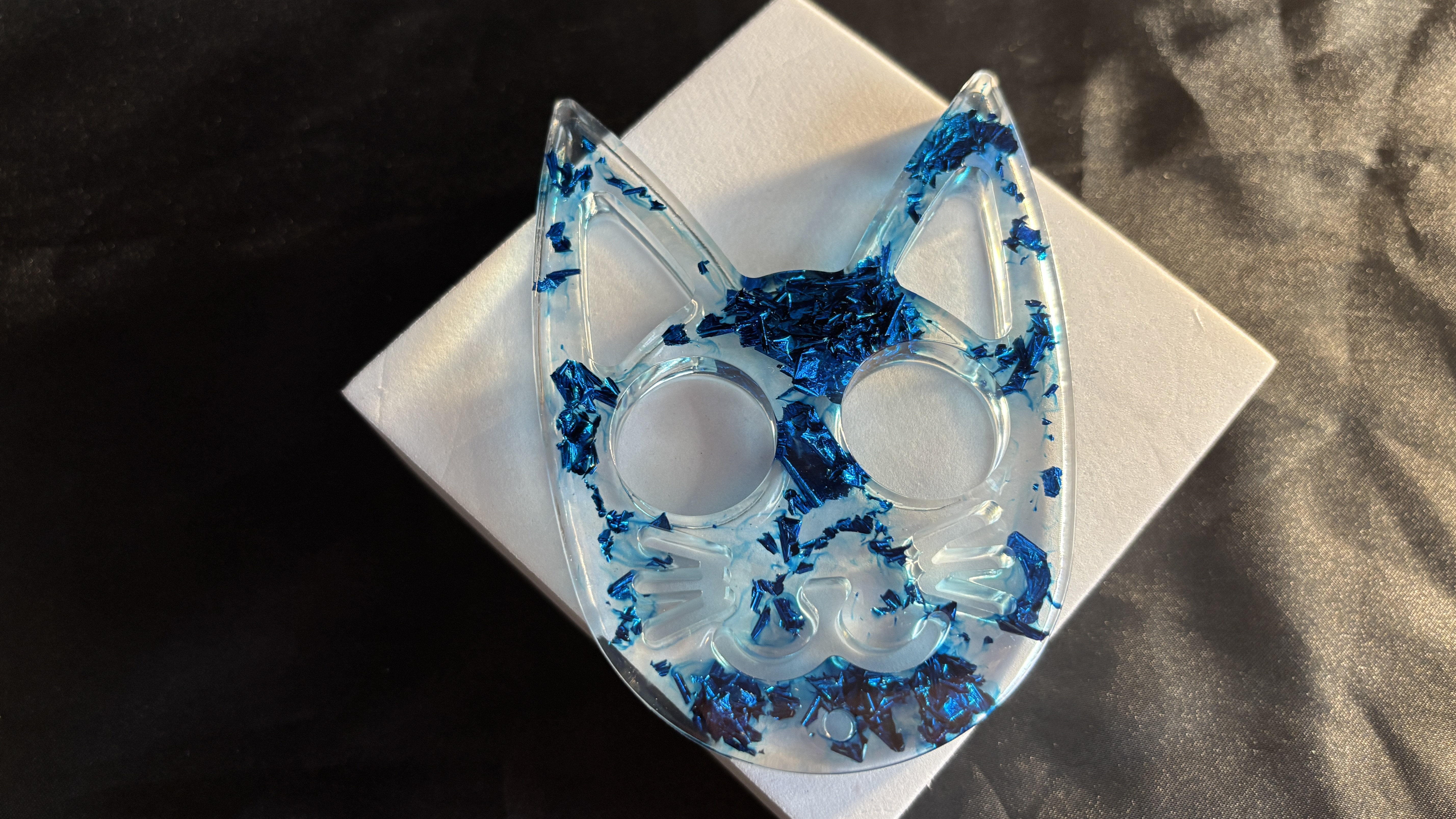 🥊 Coup de Poing Américain en Résine Époxy – Objet Décoratif