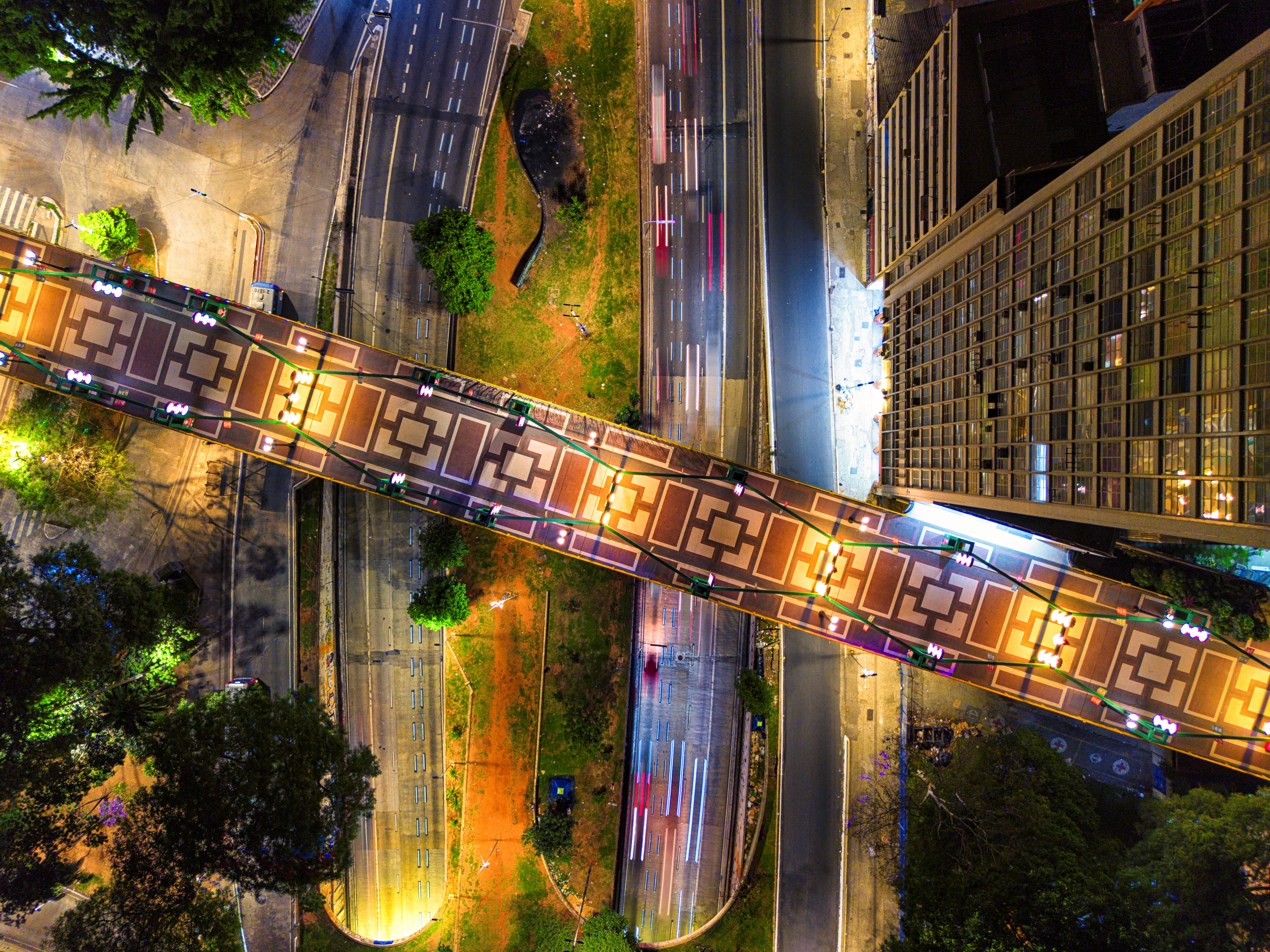 Foto aérea de viaduto iluminado