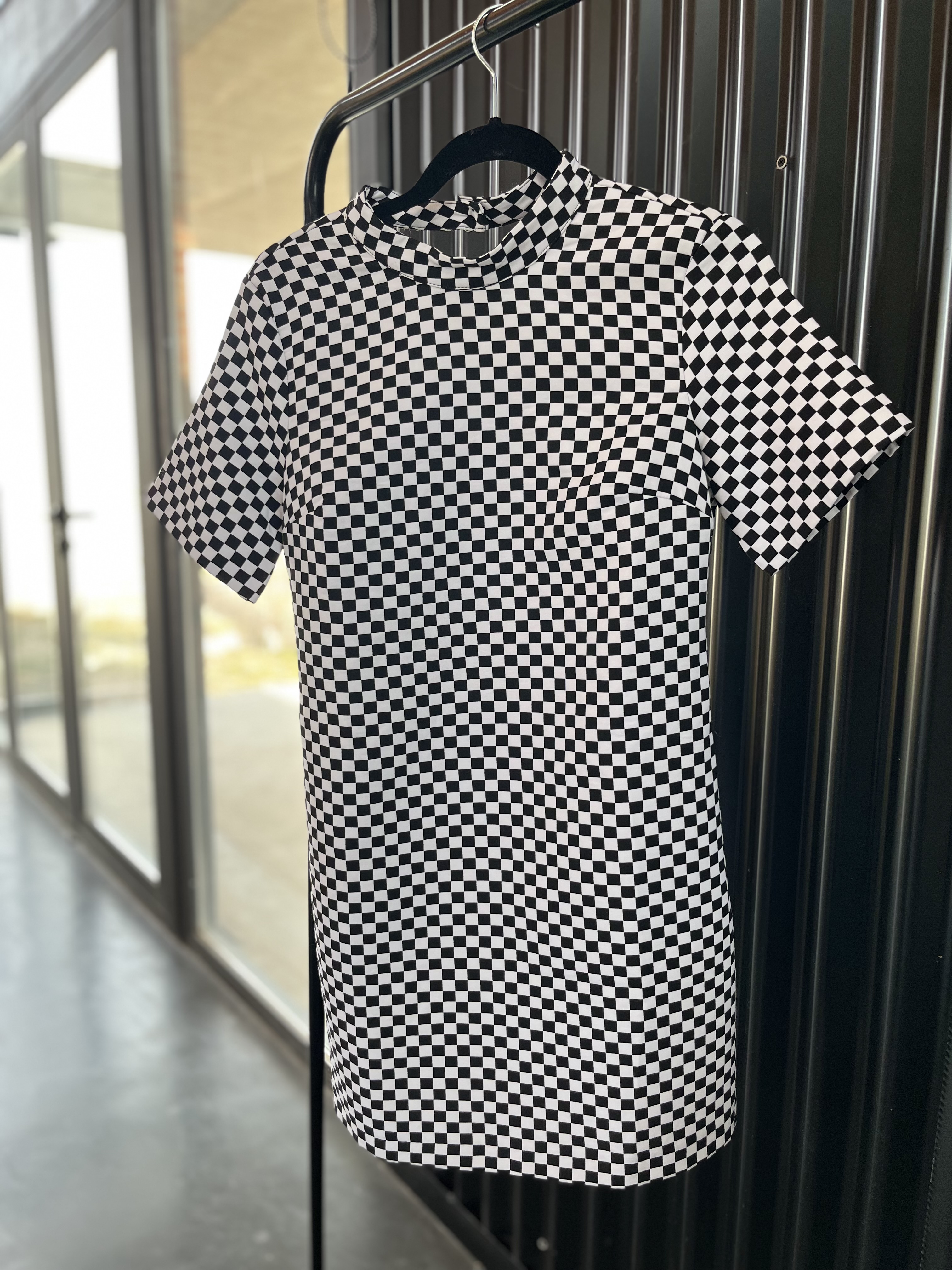 Vestido monocromo con actitud