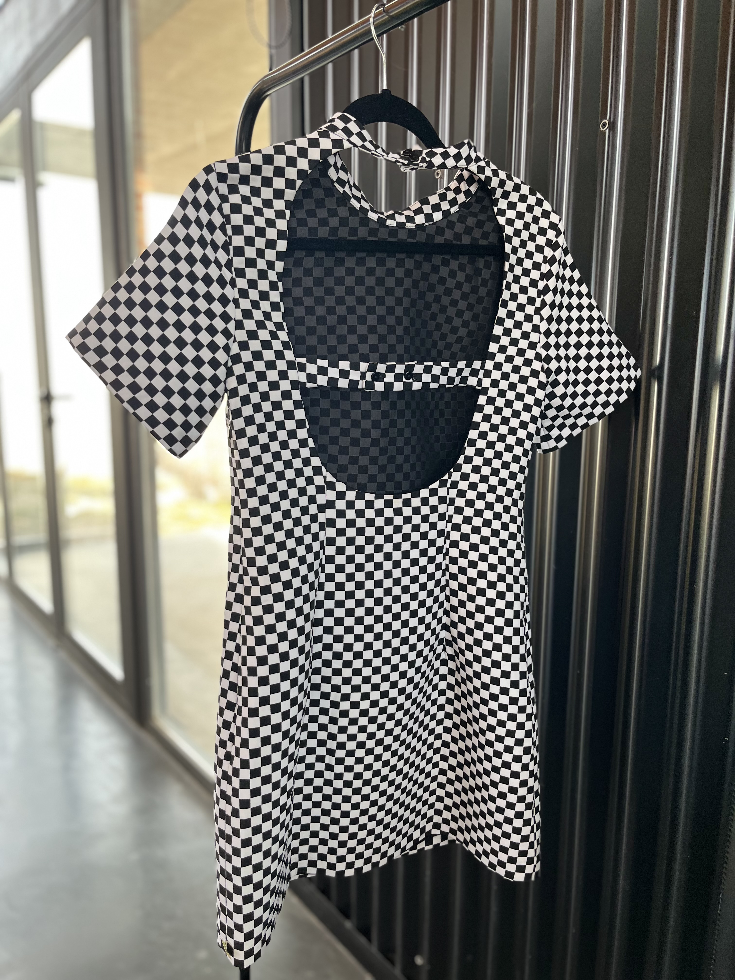 Vestido monocromo con actitud