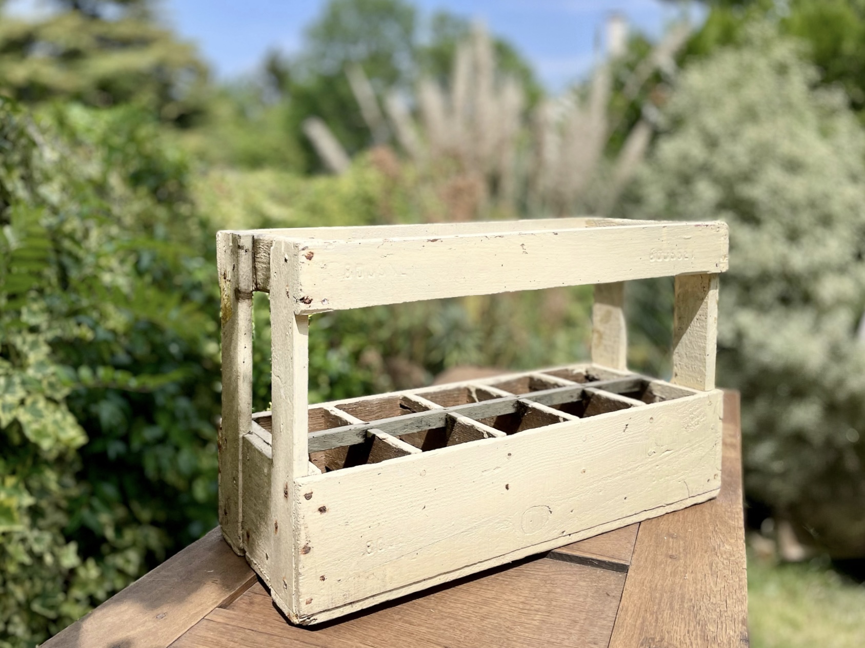 Caisse à bouteilles vintage en bois peint